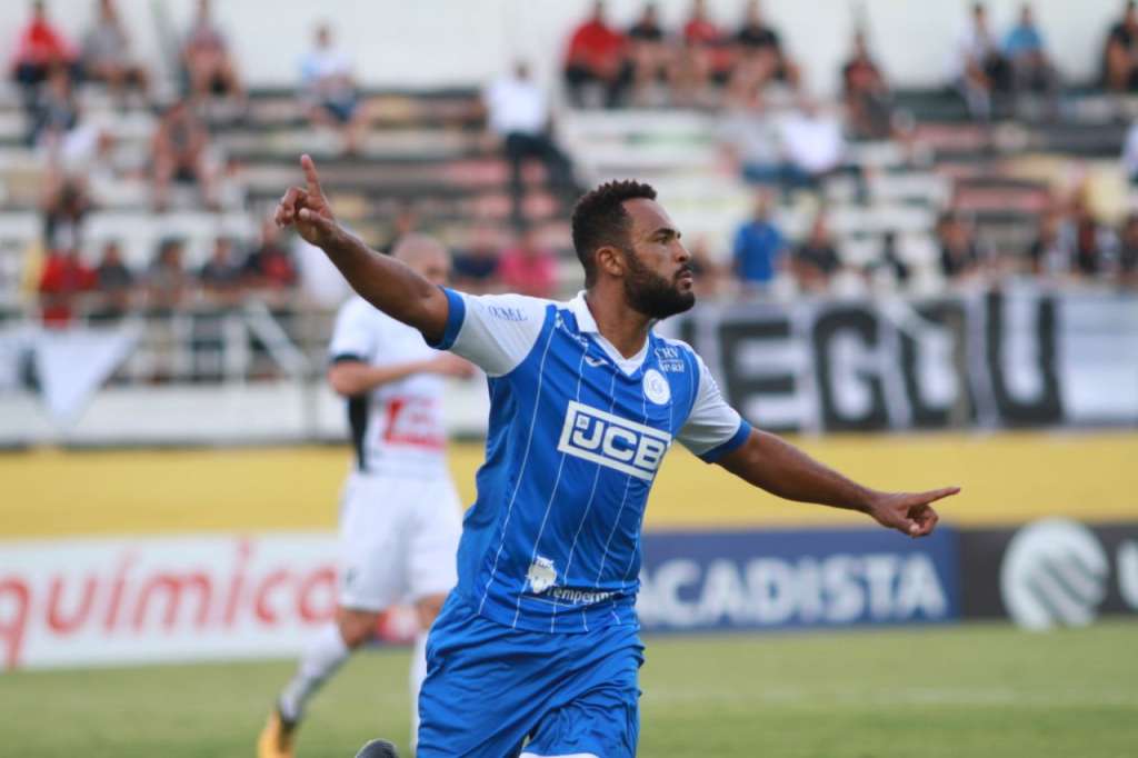 Lúcio Flávio comemora o único gol da vitória fora de casa (Foto: Jesus Vicente).