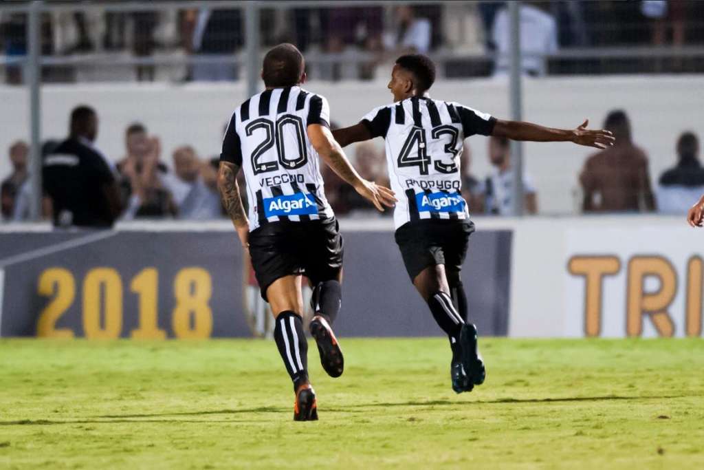 Aos 17 anos, Rodrygo festeja primeiro gol pelo Santos: 'Sonhando acordado'