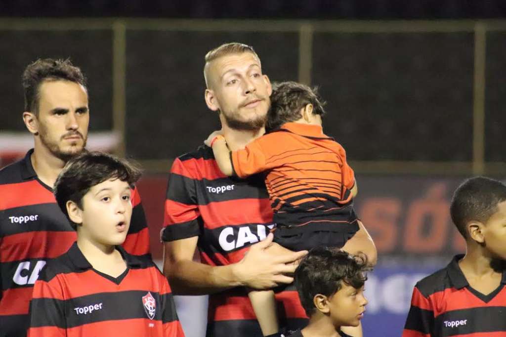 Destaque no Vitória, Uillian Correia destaca bom momento da equipe baiana na temporada