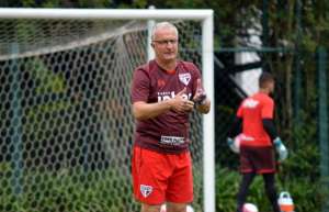 Dorival deixa Cueva fora da lista de relacionados para clássico com o Corinthians