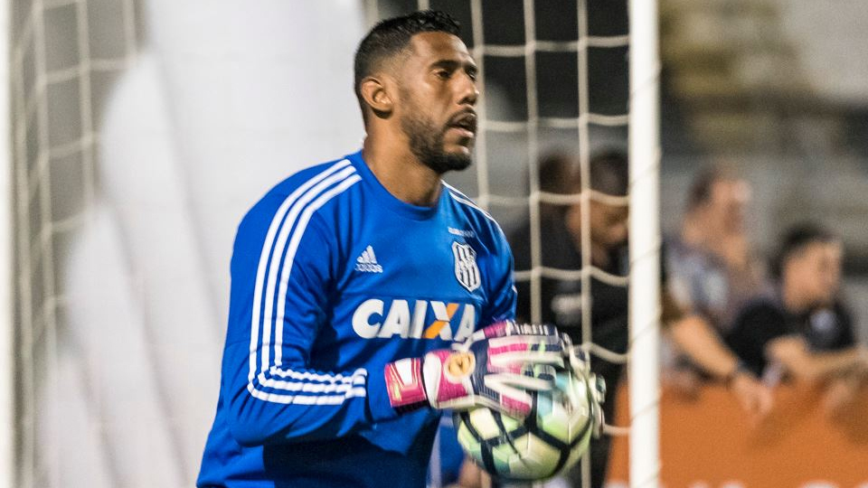 Ponte Preta busca acordo para rescindir com o goleiro Aranha