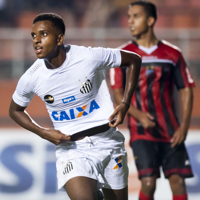 Novo xodó da torcida, Rodrygo celebra mais um gol decisivo pelo Santos