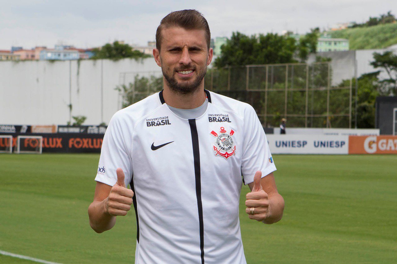 Zagueiro é apresentado no Corinthians e evita falar de passado no Flu e Palmeiras