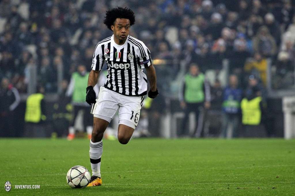 Cuadrado passa por cirurgia no púbis e desfalca a Juventus por mais um mês