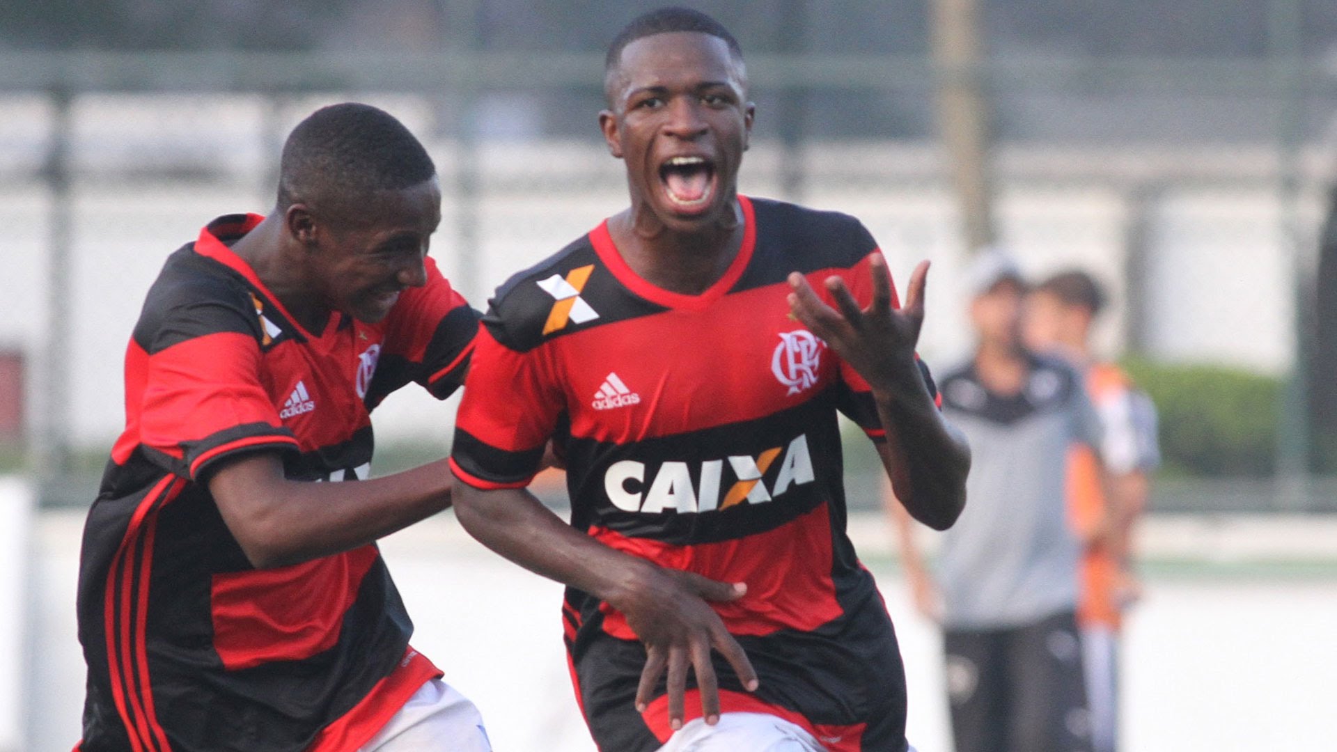 Líder mundial em negociações no futebol, Brasil vende barato seus jogadores