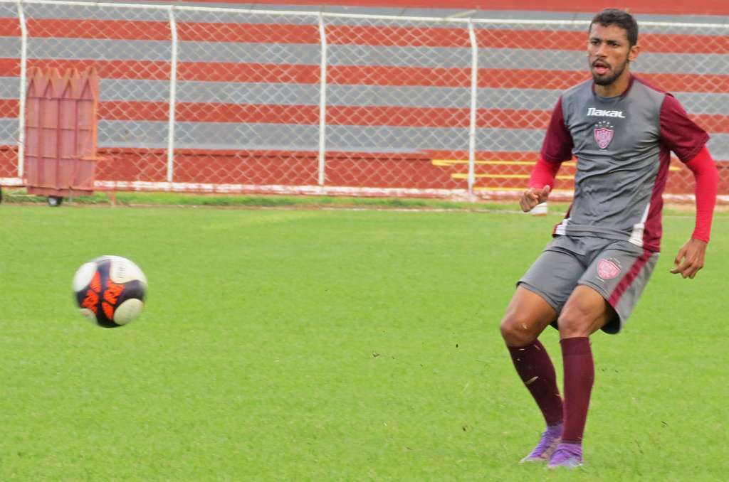 Maicon Douglas fará jogo de n.º 50 com a camisa do Noroeste (Foto: Bruno Freitas/Noroeste)