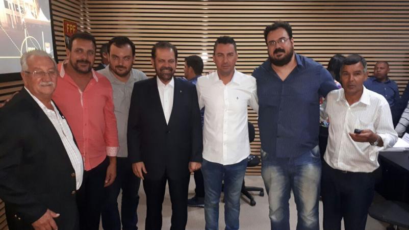 Presidente da FPF, Reinaldo Carneiro Bastos (ao centro) junto aos representantes do Independente (Foto: Gazeta de Limeira) 