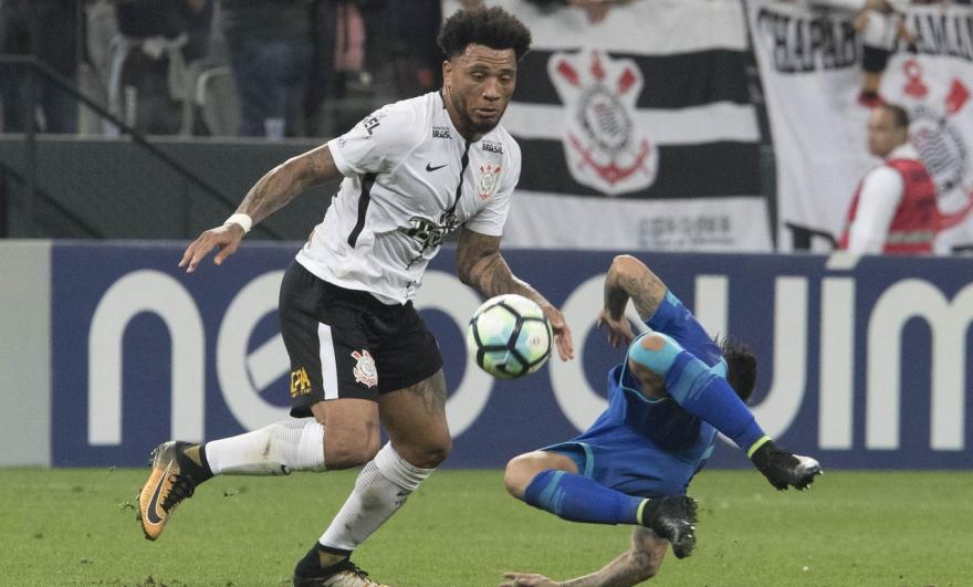 Kazim passa por momento mais difícil desde sua chegada. A fiel parece sentir muitas saudades de Jô (Foto: Divulgação/ Corinthians)