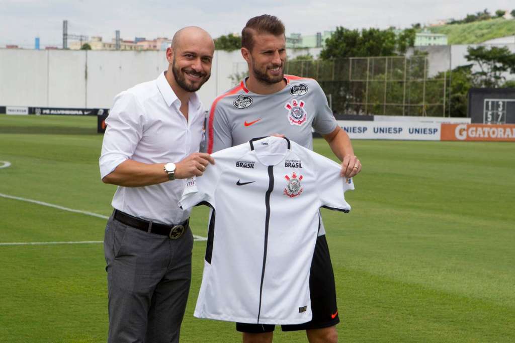 Henrique é regularizado no BID e pode estrear pelo Corinthians