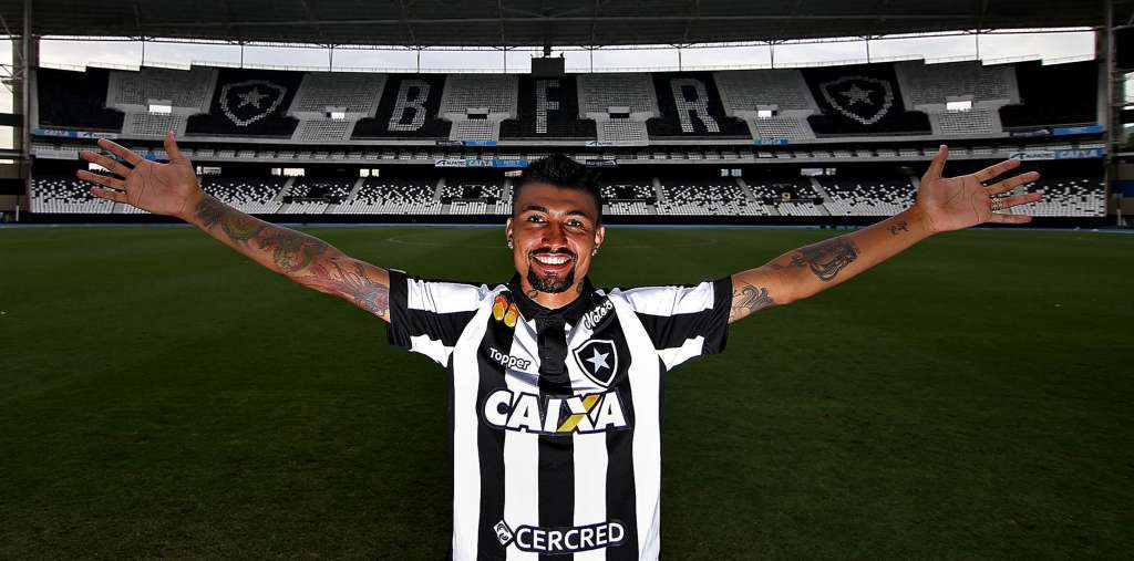 O atacante Kieza não escondeu a alegria de vestir a camisa do Botafogo, time de coração do seu pai