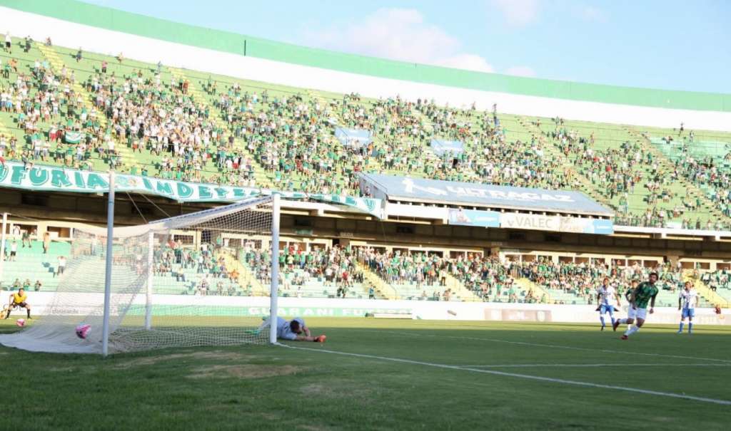 Guarani recebe o Batatais de olho no G4 em luto pelo goleiro Wallace