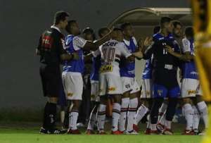 Paulistão: Nenê e Tréllez treinam finalizações enquanto aguardam regularização