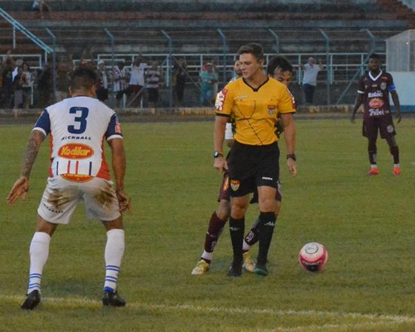 Thiago Duarte Peixoto apitou a partida (Foto: Luciano André / Sertãozinho)