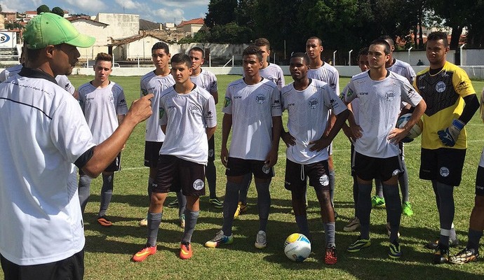 Em 2015, o Amparo foi dirigido por Rubens Cardoso (à esquerda), ex-lateral do Palmeiras