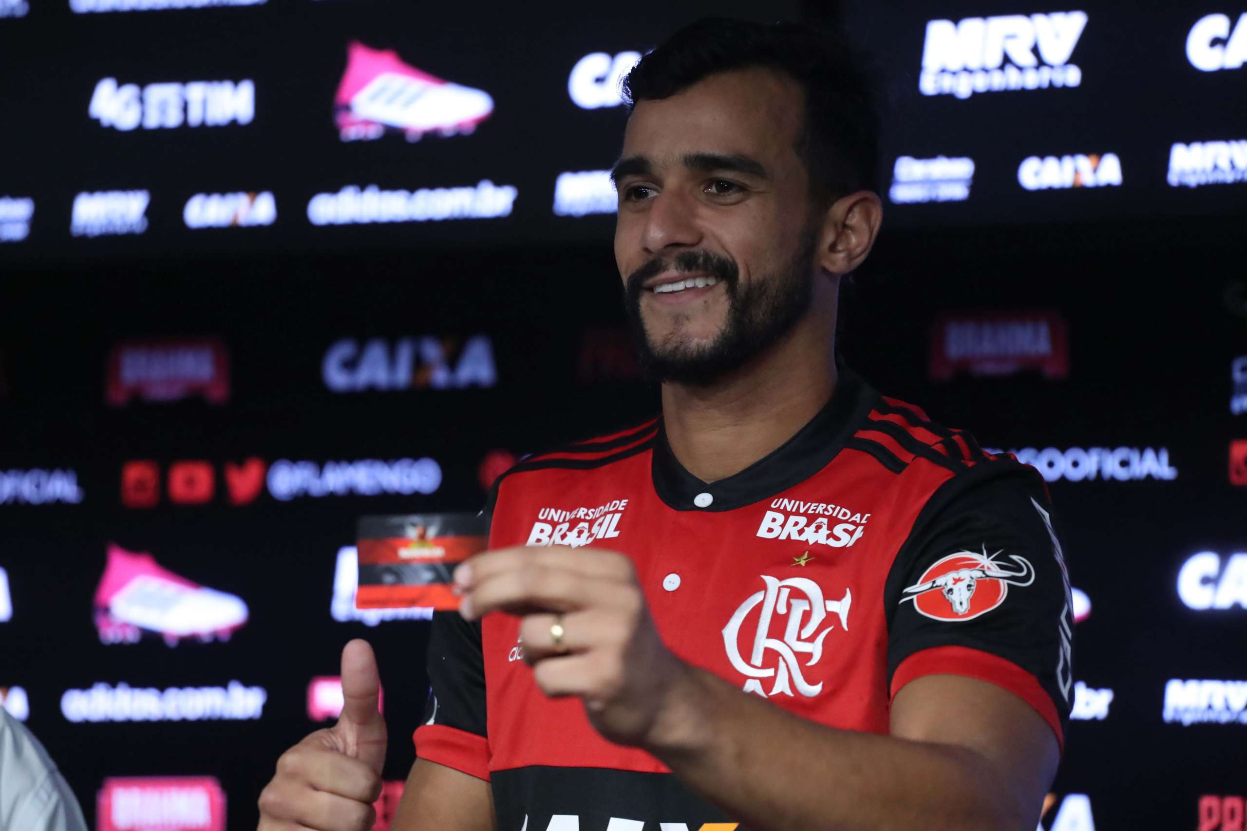 Apresentado, Dourado evita falar do Flu e promete ‘deixar sua marca’ no Flamengo