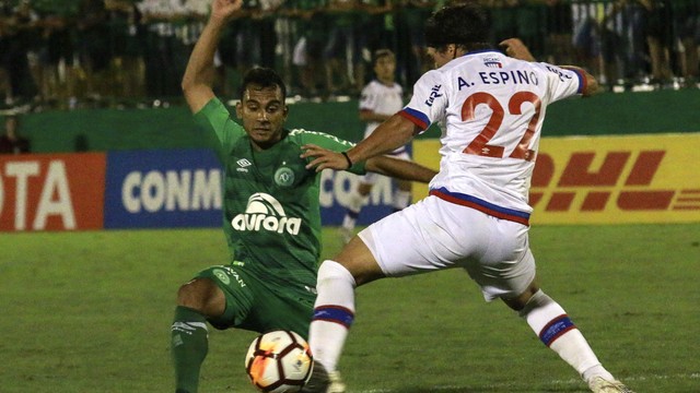 Nacional-URU pede desculpas à Chapecoense após torcedores imitarem um avião