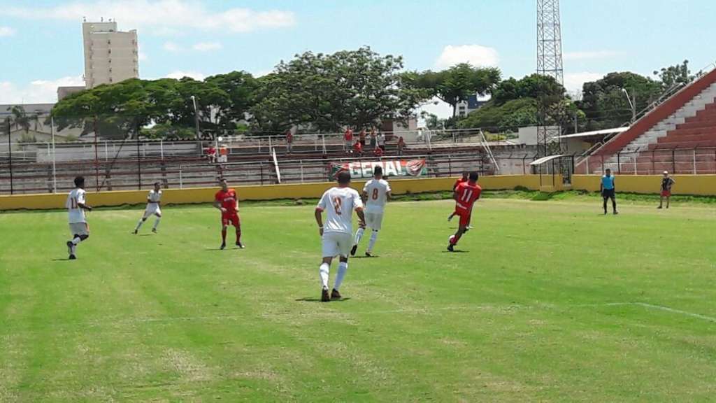 Atibaia conquistou a vitória com gol no último minuto (Foto: Paulino Mello)