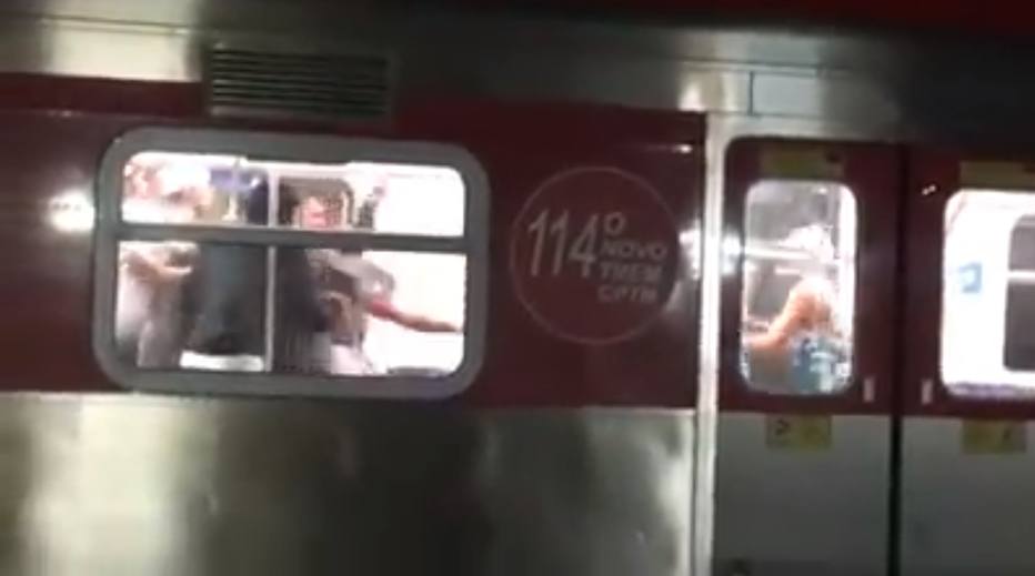 Torcedores de São Paulo e Palmeiras brigam em trem da CPTM. Assista!