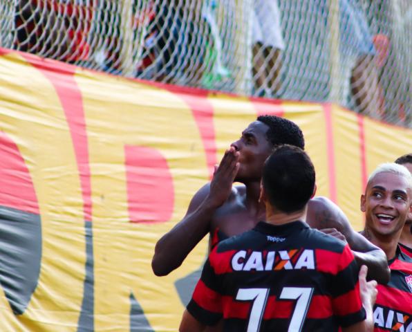 BAIANO: Vitória goleia e segue líder; Bahia só empata e segue fora do G4