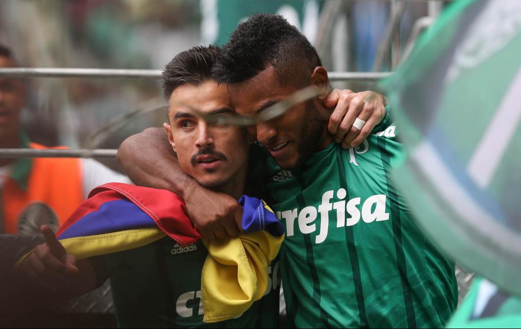 Borja buscou a bandeira da Colômbia na arquibancada e depois foi comemorar com seus companheiros de equipe (Foto: Divulgação/ Palmeiras)