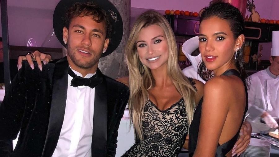 Marquezine rebola até o chão e clima esquenta no aniversário de Neymar