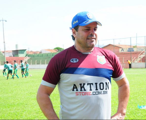 Paulinho Maclaren tem dificuldades para escalar o Barretos (Foto:Tininho Júnior / O Diário)