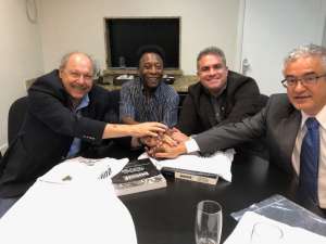 Pelé visita o Santos e atual diretoria vislumbra ações em conjunto com o ídolo