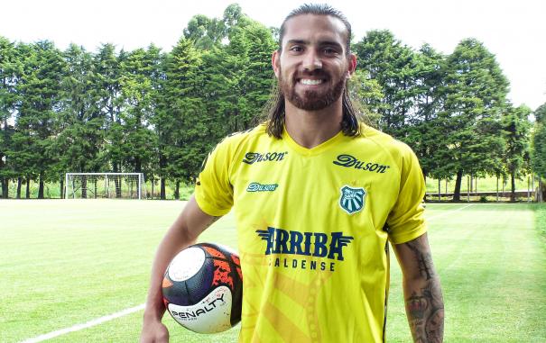 O atacante Maxuell Samurai foi apresentado na tarde desta quarta-feira no Ninho dos Periquitos (Foto: Renan Muniz/Caldense)