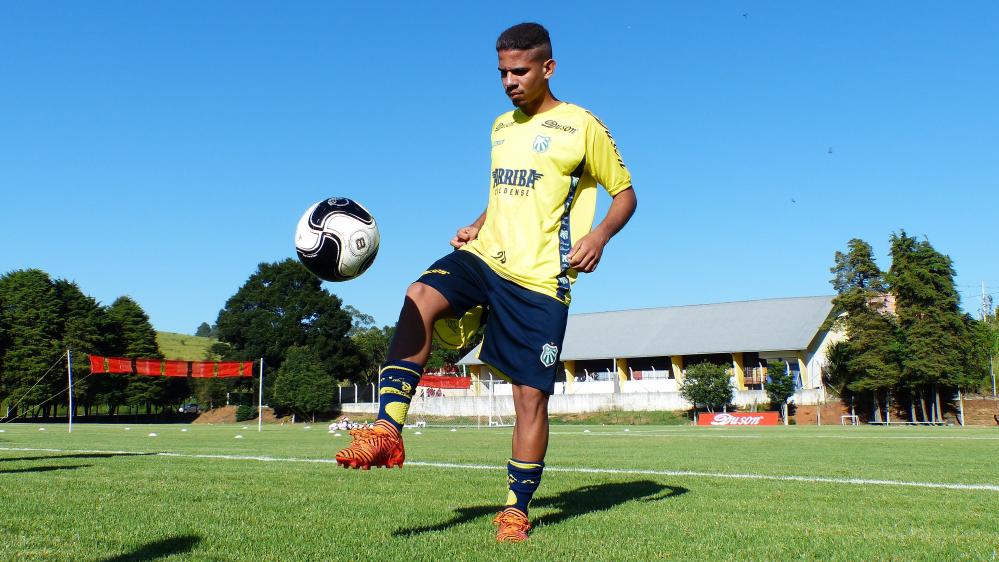 Kaynan já treinou com a camisa da Caldense (Foto:Divulgação)