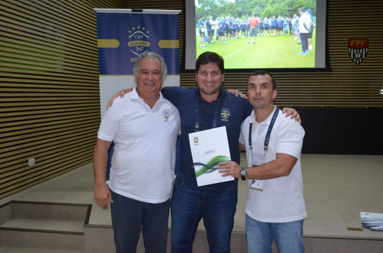 Osvaldo Torres e Antonio Cirrimo, coordenadores do Curso da CBF entregam licença de treinador a matheus Costa. (Foto: Divulgação)