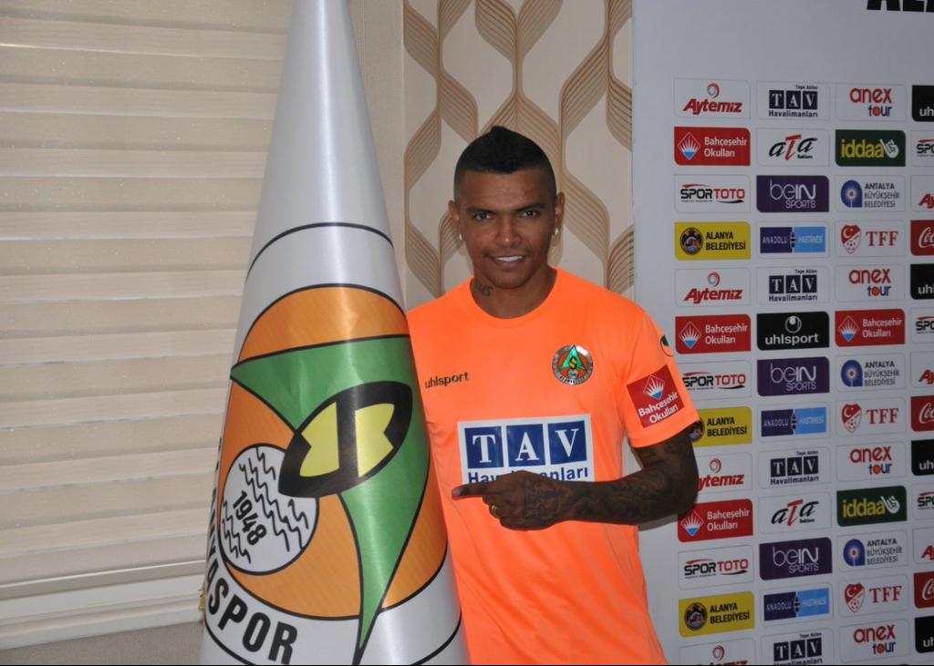 Wanderson na chegada ao Alanyaspor (Foto: Divulgação/Alanyaspor)