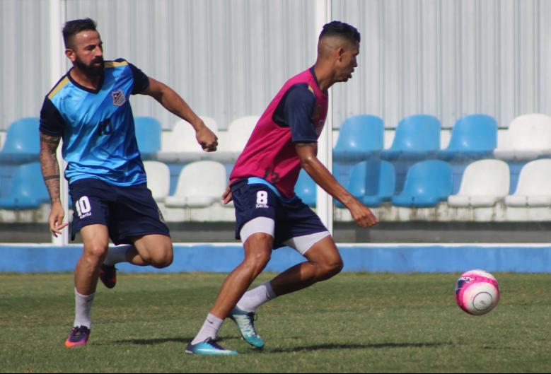 Leandro Cearense (à esquerda) crê na reação do Netuno (Foto: Michael Sanches / Água Santa) 