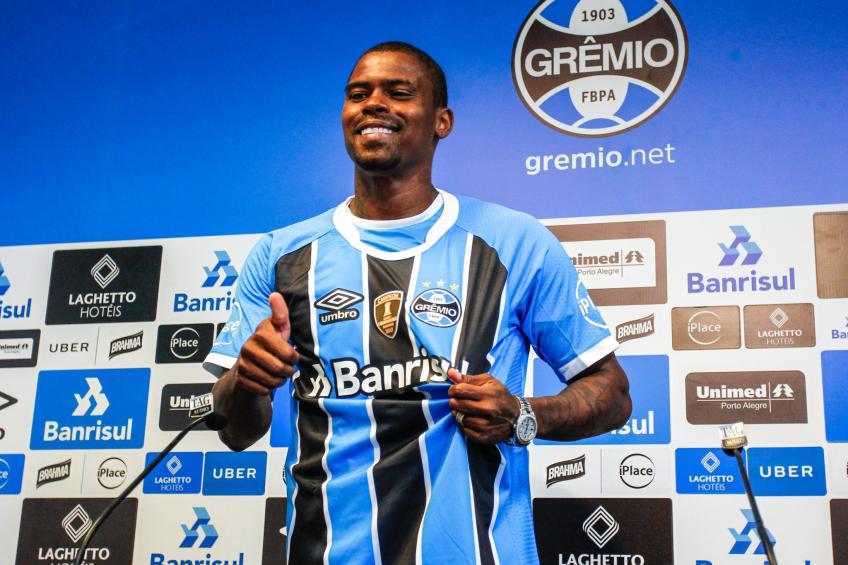 Maicosuel foi apresentado no Grêmio na tarde da última quinta (08)
