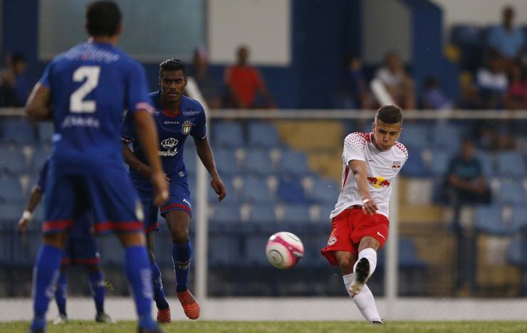 Matheus Oliveira bateu de curva e marcou o gol dos Bulls contra o Azulão no ABC