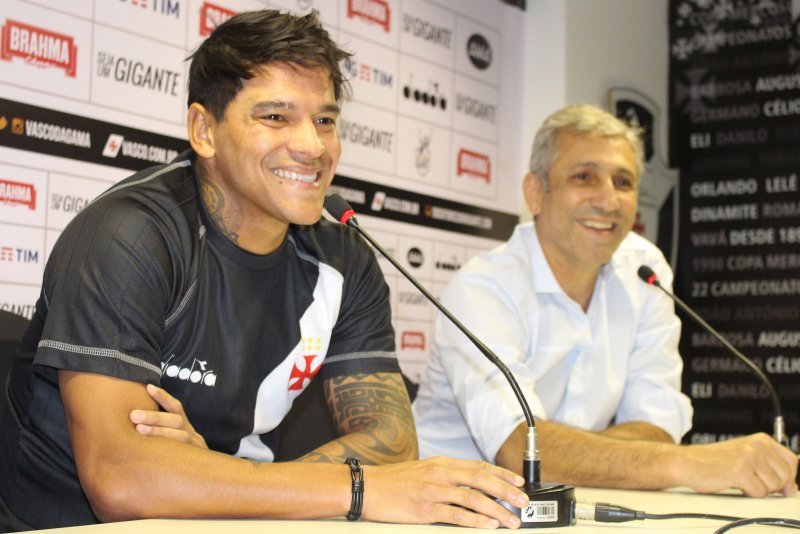 Ex-meia do Corinthians celebra chance de atuar no Vasco: ‘Estou me sentindo feliz aqui’