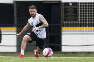 'A briga é com todos', diz Eduardo Sasha, sobre disputa por vaga no ataque do Santos