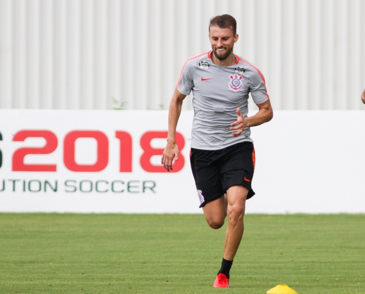 Experiente, ex-zagueiro do Flu revela “frio na barriga” para estreia pelo Corinthians