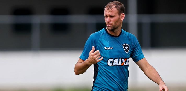 Zagueiro Carli durante treino do Botafogo (Foto: Botafogo)