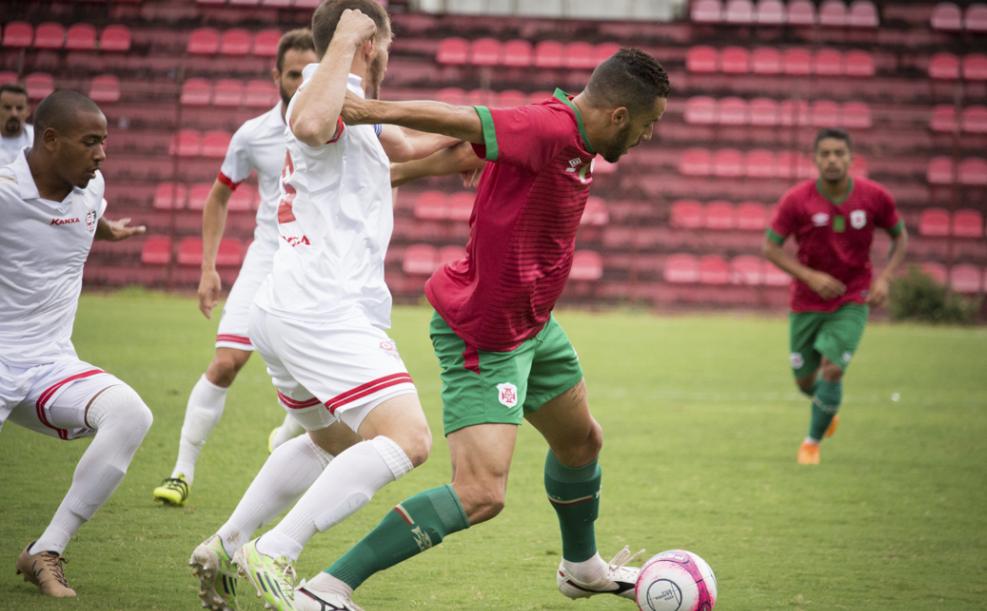 No próximo domingo, a Portuguesa Santista recebe o EC São Bernardo, às 10 horas, em Ulrico Mursa (Foto: Douglas Teixeira/Agência Briosa)