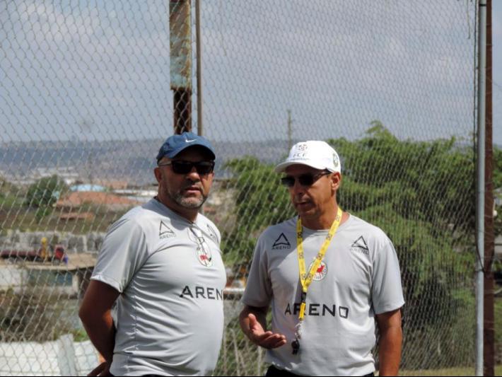 Suélio Lacerda (à esquerda) não é mais o técnico do Serrano (Foto: Adjair Fernandes / Serrano)