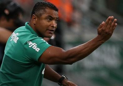 Roger Machado perdeu os 100%, mas está no caminho certo