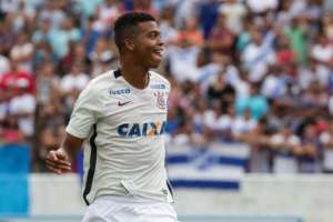 Falta de vontade e chegada de Matheus deixam Carlinhos sem espaço no Corinthians
