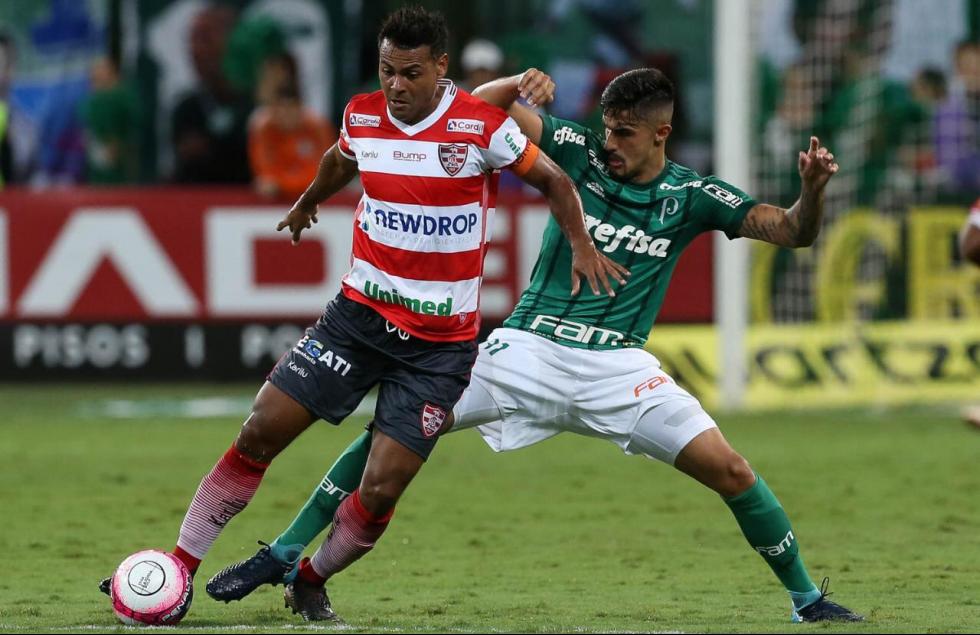 Wilson sendo marcado por Thiago Martins, do Palmeiras 