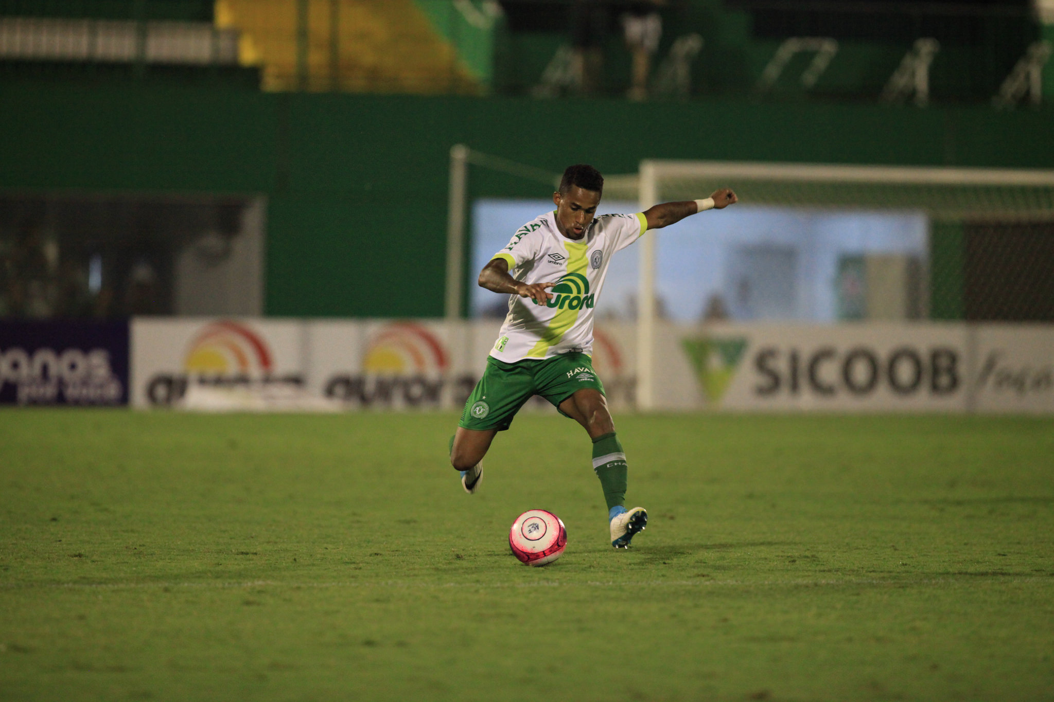 Catarinense: Lateral da Chapecoense projeta ‘grande jogo’ diante do Avaí