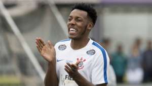 Botafogo confirma acerto com o lateral-esquerdo Moisés, do Corinthians