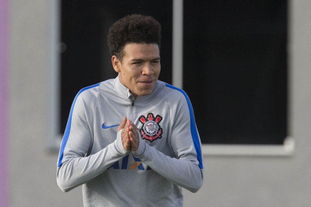 Marquinhos Gabriel machuca joelho e deixa treino do Corinthians de maca