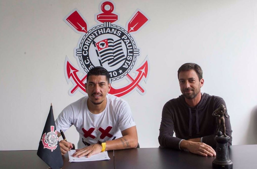 Volante multicampeão pelo clube assina por dois anos e Corinthians oficializa acerto