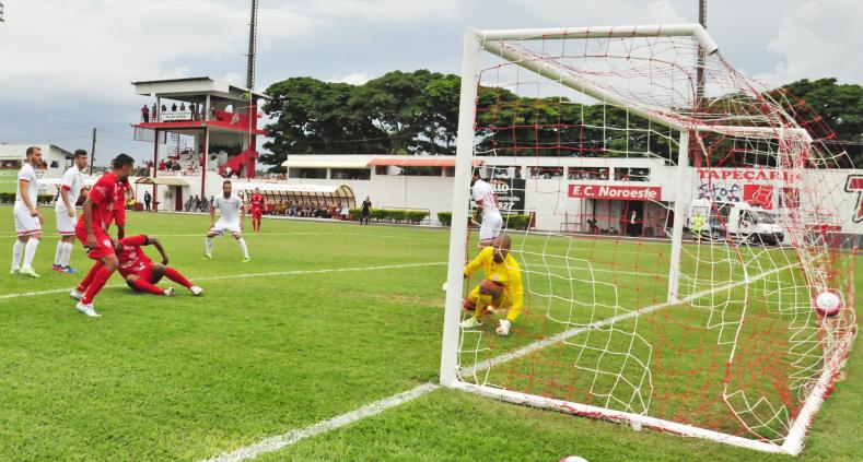 Marcelinho bate de esquerda e marca para o Noroeste, que continua no G8. Foto: Bruno Freitas