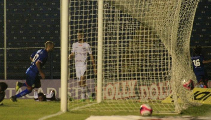 Carlão entrou no segundo tempo e marcou o gol da vitória do São Caetano, a 1.ª em casa