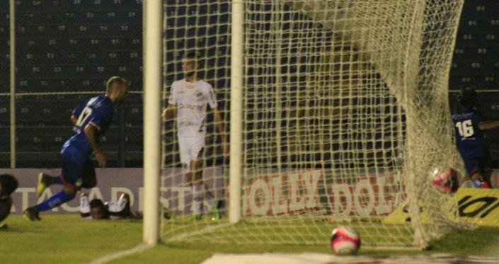 Carlão marcou o gol de cabeça do Azulão aos 46 minutos do segundo tempo